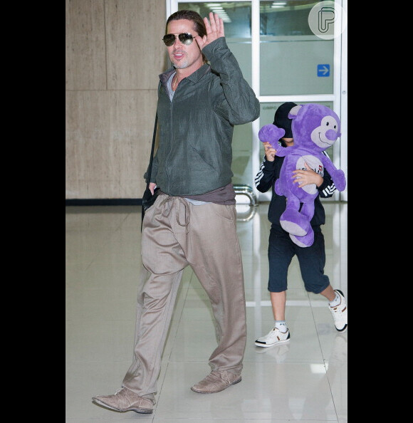 Pax, filho de Brad Pitt e Angelina Jolie, se esconde atrás de um urso de pelúcia