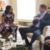 Príncipe Harry recebeu a primeira-dama dos Estados Unidos, Michelle Obama, para uma tarde de chá no Palácio de Kensington