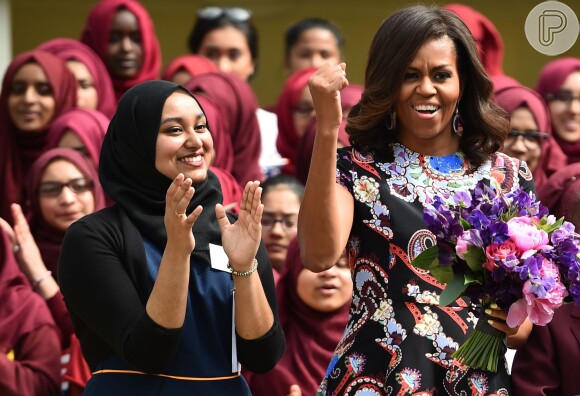 Em Londres, Michelle Obama visitou ainda a Mulberry School para meninas, onde foi recebida com uma performance de estudantes da canção 'Something Inside So Strong', de Kenny Rogers