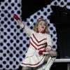 Madonna canta sucessos no palco