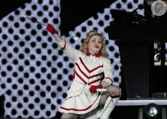 Madonna canta sucessos no palco