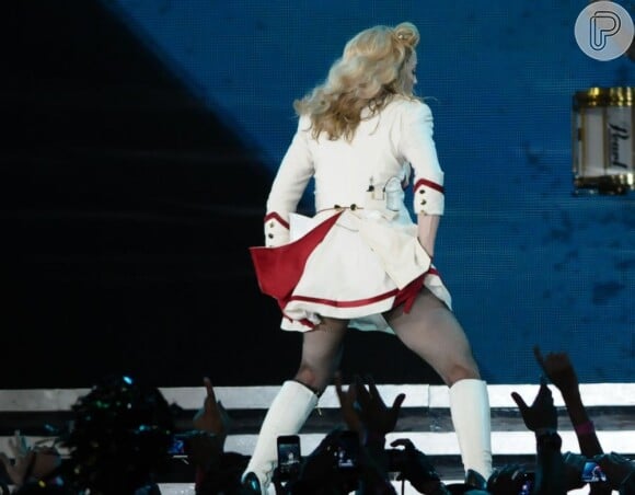 Madonna vira de costas para o público para mostrar o bumbum