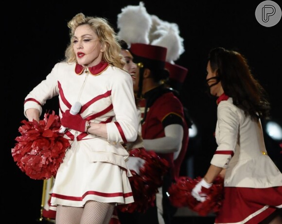 Madonna sobe ao palco com pouco mais de uma hora de atraso