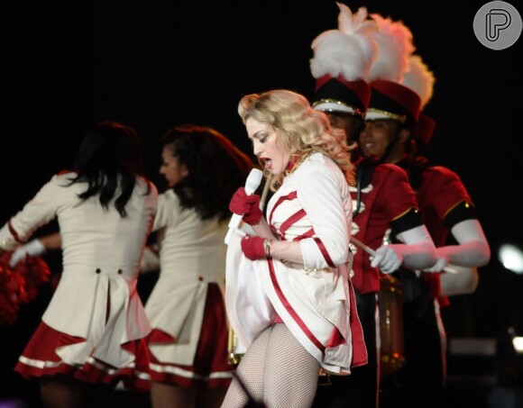Madonna faz dança sensual