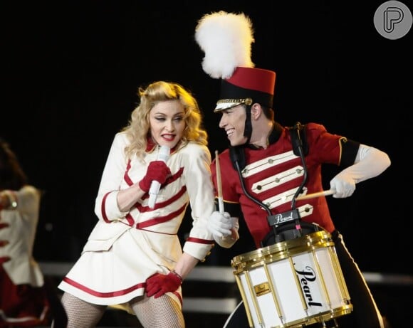 Madonna fala frases em português com a plateia