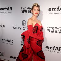Miley Cyrus vai a baile da amfAR com jovem sem gênero e ao lado dos pais, em NY