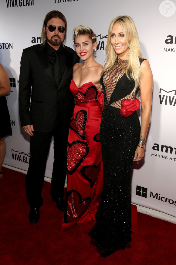 Miley Cyrus também foi acompanhada pelo pai, Bily Ray Cyrus, e pela mãe, Tish Cyrus, que apostou em um look sexy e exaltou a sua ótima forma