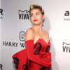 Miley Cyrus vestiu um modelo customizado com estampa de corações feito sob encomenda, da grife Moschino