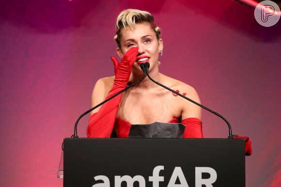 Miley Cyrus se emocionou ao discursar no evento