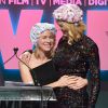 A brincadeira com troca de carinhos aconteceu quando Nicole Kidman chamou Naomi Watts para receber o prêmio Crystal Award for Excellence in Film