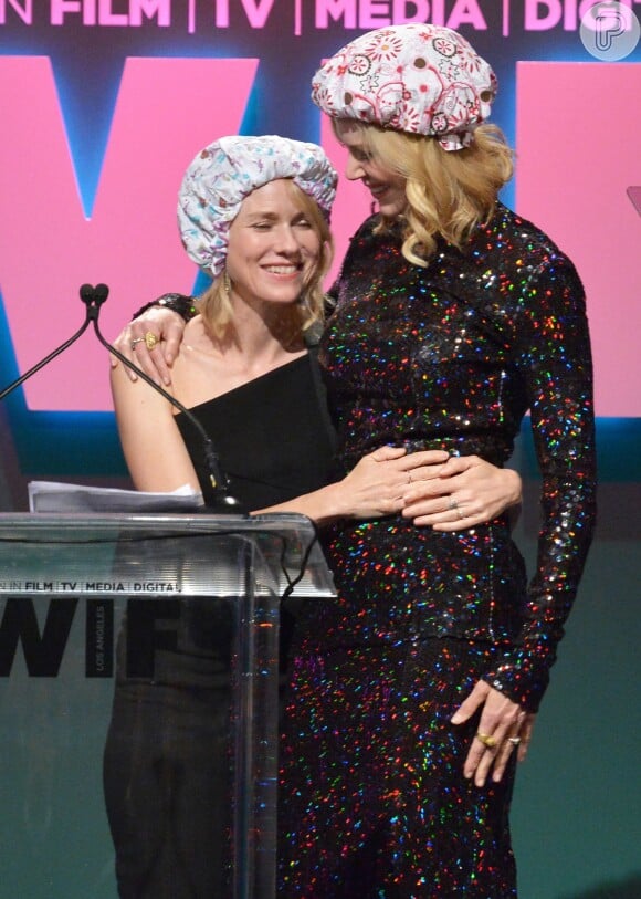 A brincadeira com troca de carinhos aconteceu quando Nicole Kidman chamou Naomi Watts para receber o prêmio Crystal Award for Excellence in Film