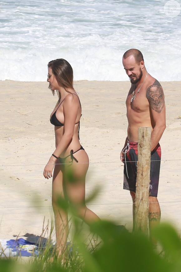 Paulo Vilhena assumiu affair com a estudante de medicina, Carla Veloso, com quem foi fotografado na praia no mês de maio de 2015.