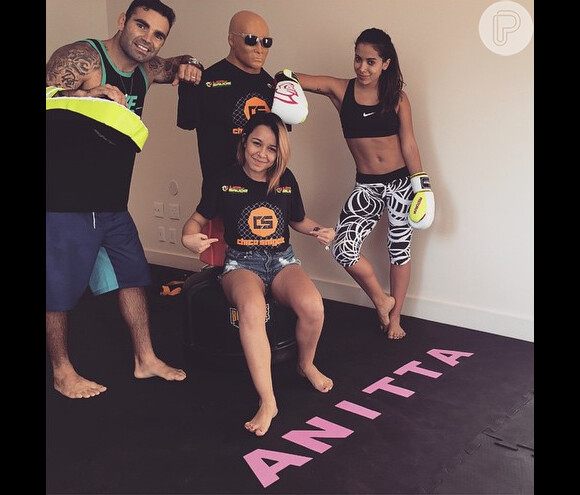 Anitta em seu treino de muay thai com tatame personalizado
