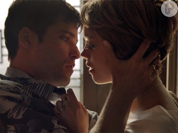 Murilo (Bruno Gagliasso) faz declaração para Alice (Sophie Charlotte) na chuva e ela o beija, na novela 'Babilônia'