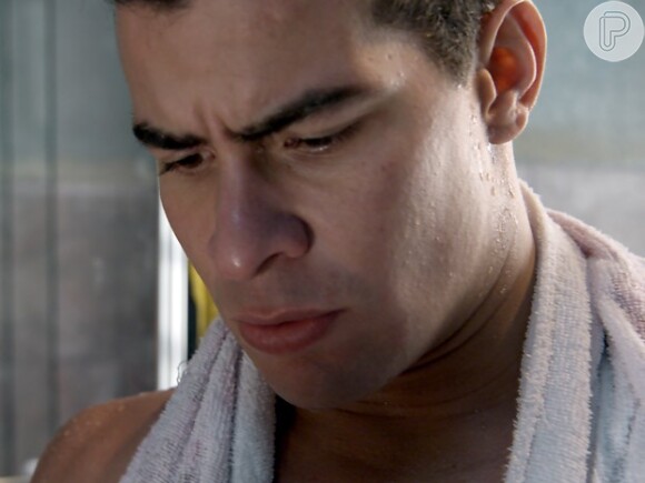 Diogo (Thiago Martins) sofre um acidente durante um salto e cai inconsciente na piscina, na novela 'Babilônia'
