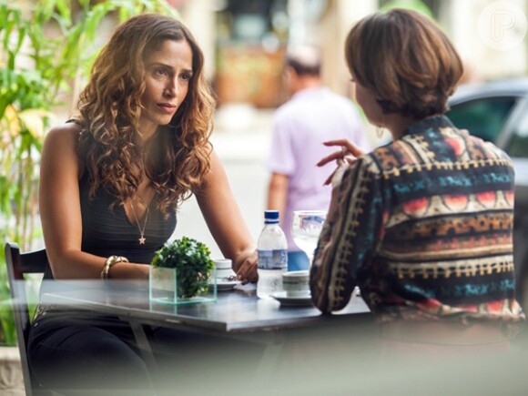 Alice (Sophie Charlotte) conta para Regina (Camila Pitanga) que Beatriz (Gloria Pires) é a verdadeira assassina de seu pai, na novela 'Babilônia', em 26 de junho de 2015