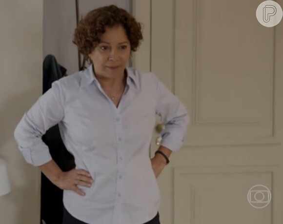 Wilma (Cristina Galvão) conta para Celina (Débora Duarte) o que sabe sobre Beatriz (Gloria Pires) na noite em que o motorista foi morto, na novela 'Babilônia'
