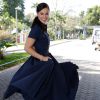 Paolla Oliveira escolheu um vestido azul marinho comportado, de saia rodada, para o lançamento da novela 'Além do Tempo'