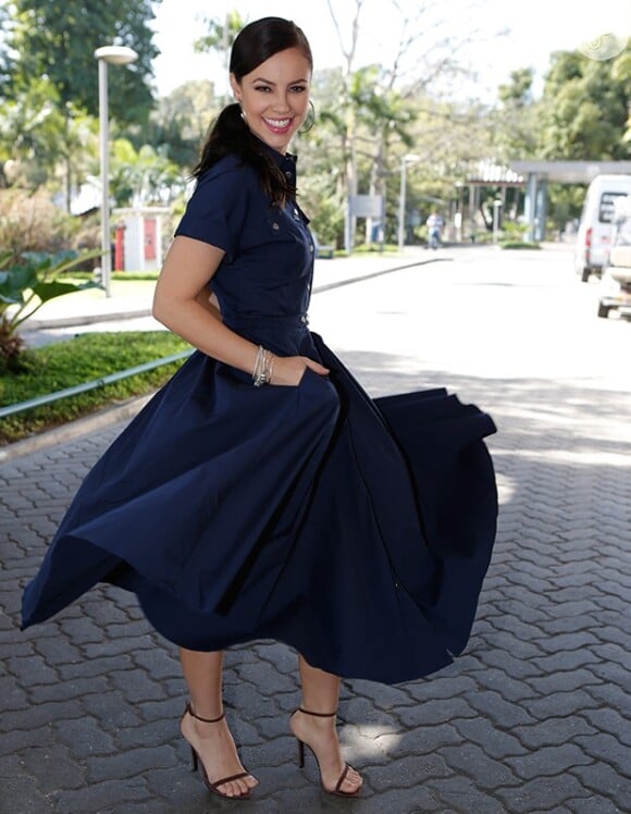 Paolla Oliveira escolheu um vestido azul marinho comportado, de saia rodada, para o lançamento da novela 'Além do Tempo'
