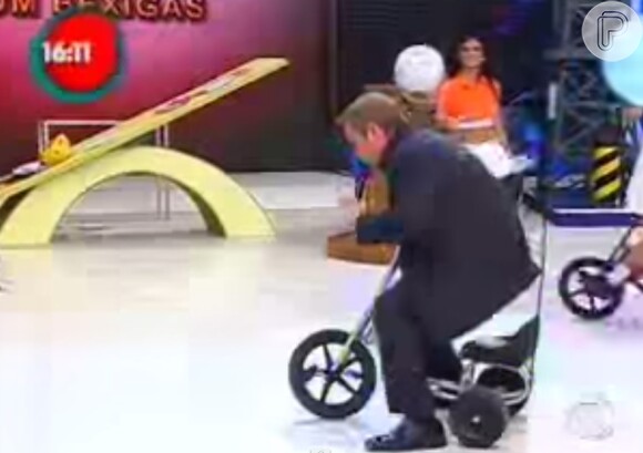Gugu Liberato tentou andar de triciclo em seu programa