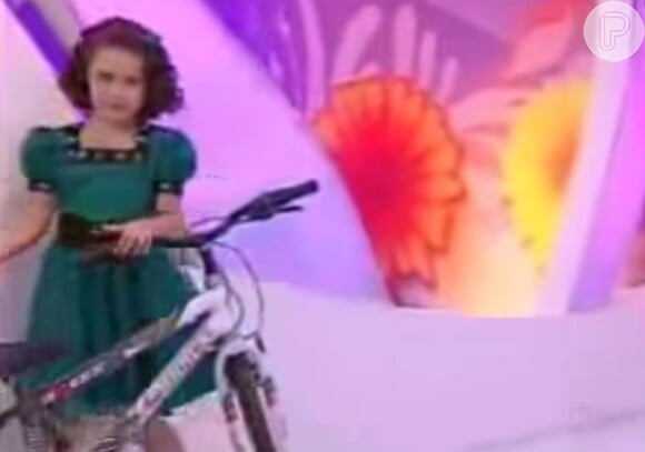 Maisa Silva apresentava seu programa no SBT quando ficou encantada com uma bicicleta