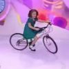 Maisa resolveu andar de bicicleta no cenário do 'Sábado Animado'