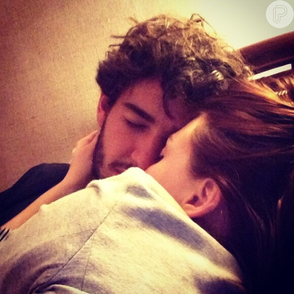 Alexandre Pato se declara no Instagram beijando uma mulher que seria Barbara Berlusconi, em 12 de junho de 2013