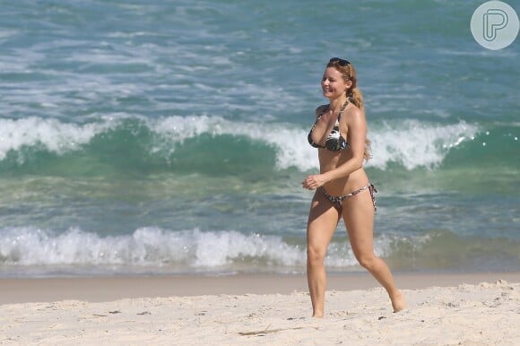 Rita Guedes curtiu manhã de sol na praia da Barra da Tijuca e exibiu o corpo em forma usando biquíni de lacinho
