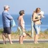 A atriz deixa a praia acompanhada dos pais e do seu pet. Eles moram em Catanduva, interior de São Paulo, e vieram visitar a filha