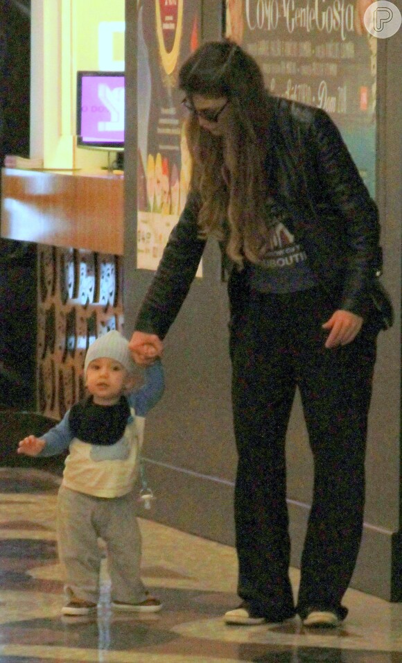 Alinne Moraes foi fotografada em passeio no shopping com o filho, Pedro, em junho de 2015. O menino completou 1 ano em março