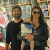 Alinne Moraes foi fotografada em passeio no shopping com o filho, Pedro, em junho de 2015. O menino completou 1 ano em março