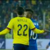 O zagueiro da Colômbia, Murillo se aproxima de Neymar para tirar satisfação com o jogador que isolou a bola após término da partida