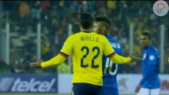 O zagueiro da Colômbia, Murillo se aproxima de Neymar para tirar satisfação com o jogador que isolou a bola após término da partida
