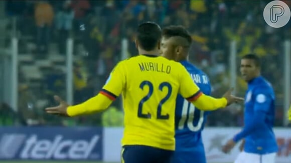 Murillo, zagueiro da seleção da Colômbia, tenta conversar com Neymar após término da partida que acabou com derrota de 1x0 para o Brasil