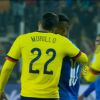 Neymar é abraçado por Murillo e tanta dar uma leve cabeçada no jogador