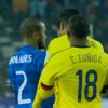 Daniel Alves tenta afastar Neymar da confusão com Murillo