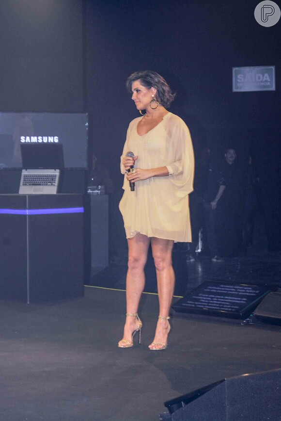 Deborah Secco deixa pernas de fora ao apostar em vestido larguinho em lançamenta da Samsung, em São Paulo
