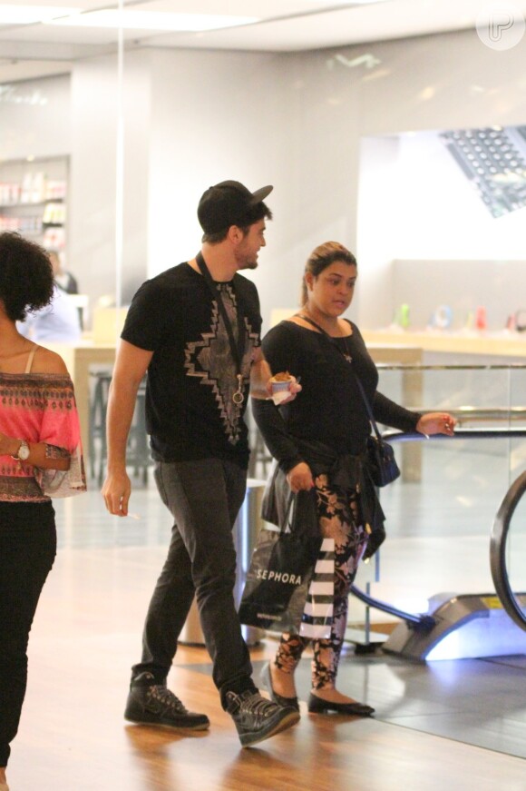 Preta Gil e o marido, Rodrigo Godoy, estiveram em um shopping do Rio de Janeiro para fazer compras e passear