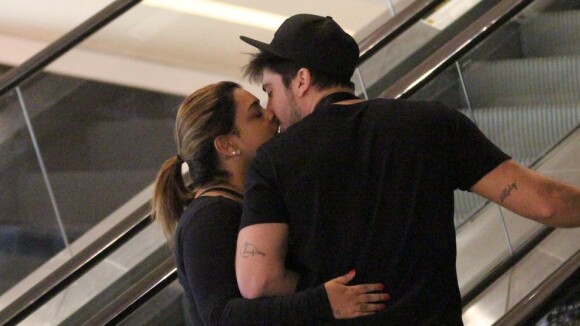 Preta Gil e o marido, Rodrigo Godoy, trocam beijos em noite de compras no Rio