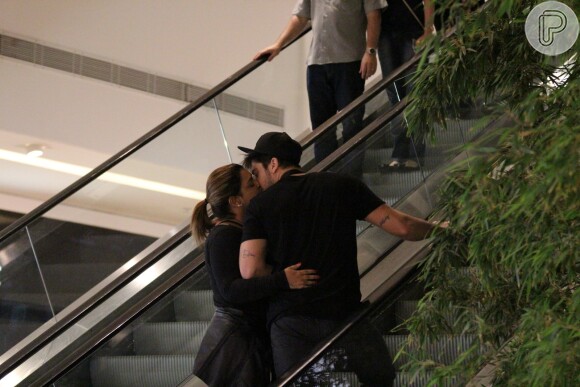 Preta Gil e o marido, Rodrigo Godoy, vão às compras no Rio e posam aos beijos