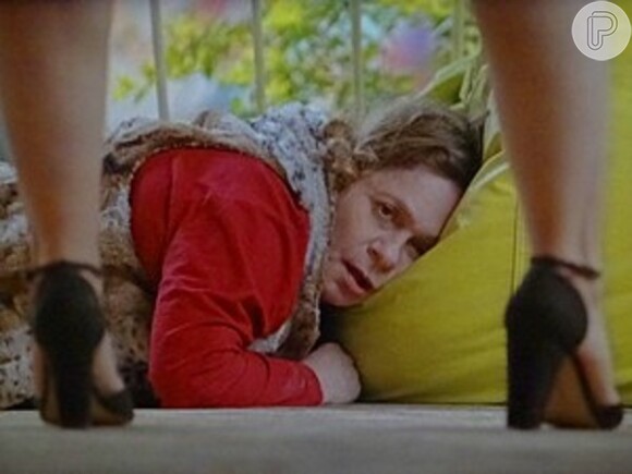 Madá (Fafy Siqueira) cai no chão após tomar um copo de leite 'temperado' com calmante pela filha Bárbara Ellen (Giulia Gam)