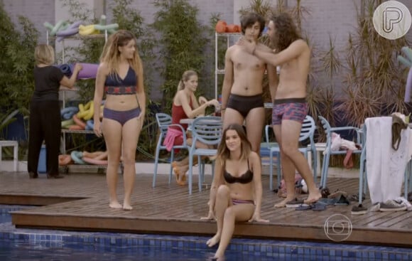 Manu Gavassi exibe boa forma em cena na piscina de 'Malhação'
