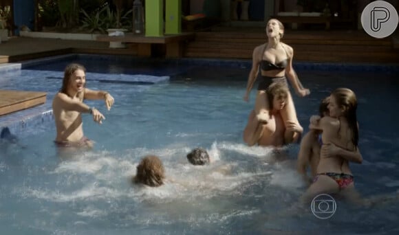 'Malhação': Bianca (Bruna Hamú), João (Guilherme Hamacek), Pedro (Rafael Vitti) e Karina (Isabella Santoni) fazem farra na piscina