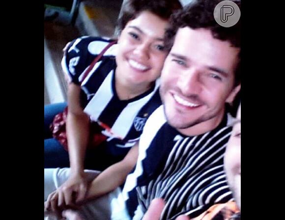 Sophie Charlotte e Daniel de Olievira posam no Estádio Mineirão durante um jogo do Atlético Mineiro