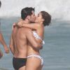 Sophie Charlotte e Daniel de Oliveira foram clicados recentemente aos beijos em praia carioca