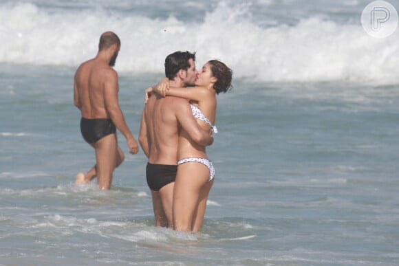 Sophie Charlotte e Daniel de Oliveira foram clicados recentemente aos beijos em praia carioca