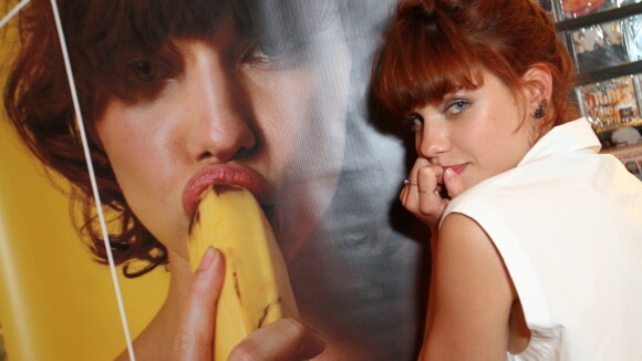 Bruna Linzmeyer comenta foto polêmica com banana em ensaio nu: 'Liberdade'