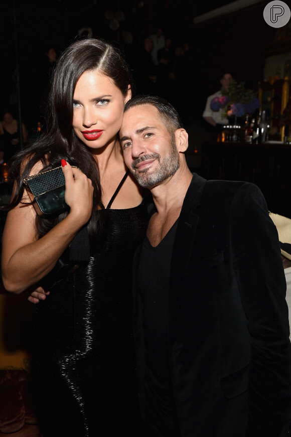 Adriana Lima posa ao lado do anfitrião do evento, Marc Jacobs