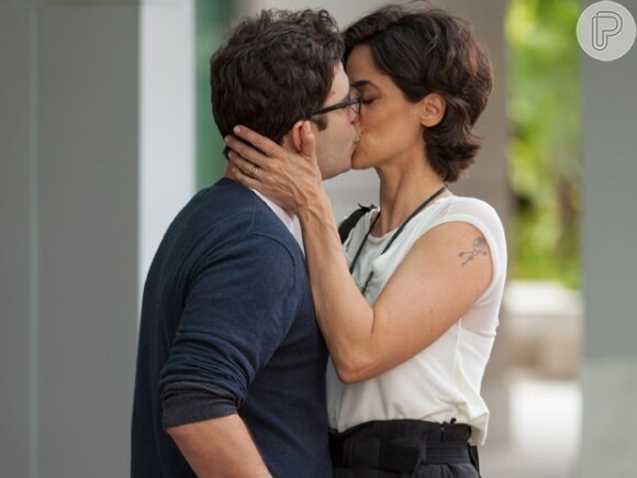Luís (Thiago Rodrigues) se divorcia oficialmente de Branca (Maria Manoella) e prepara uma viagem romântica para fazer com Isabel (Mariana Lima), na novela 'Sete Vidas', em 23 de junho de 2015