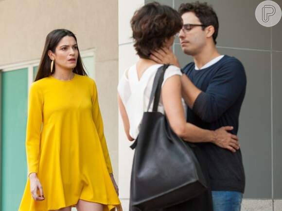 Branca (Maria Manoella) flagour Luís (Thiago Rodrigues) aos beijos com Isabel (Mariana Lima) e o proibiu de ver os filhos, na novela 'Sete Vidas'